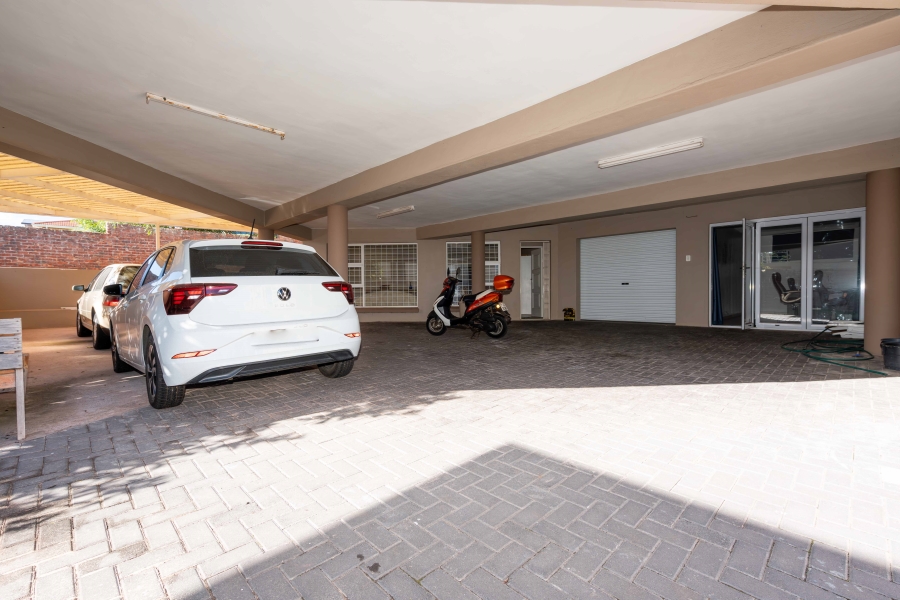 8 Bedroom Property for Sale in Middedorp Western Cape